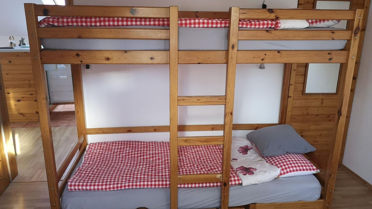 Schlafbereich. 2. Schlafzimmer mit 2 Einzelbetten und 1 Etagenbett Schlafbereich. 2. Schlafzimmer mit 2 Einzelbetten und 1 Etagenbett